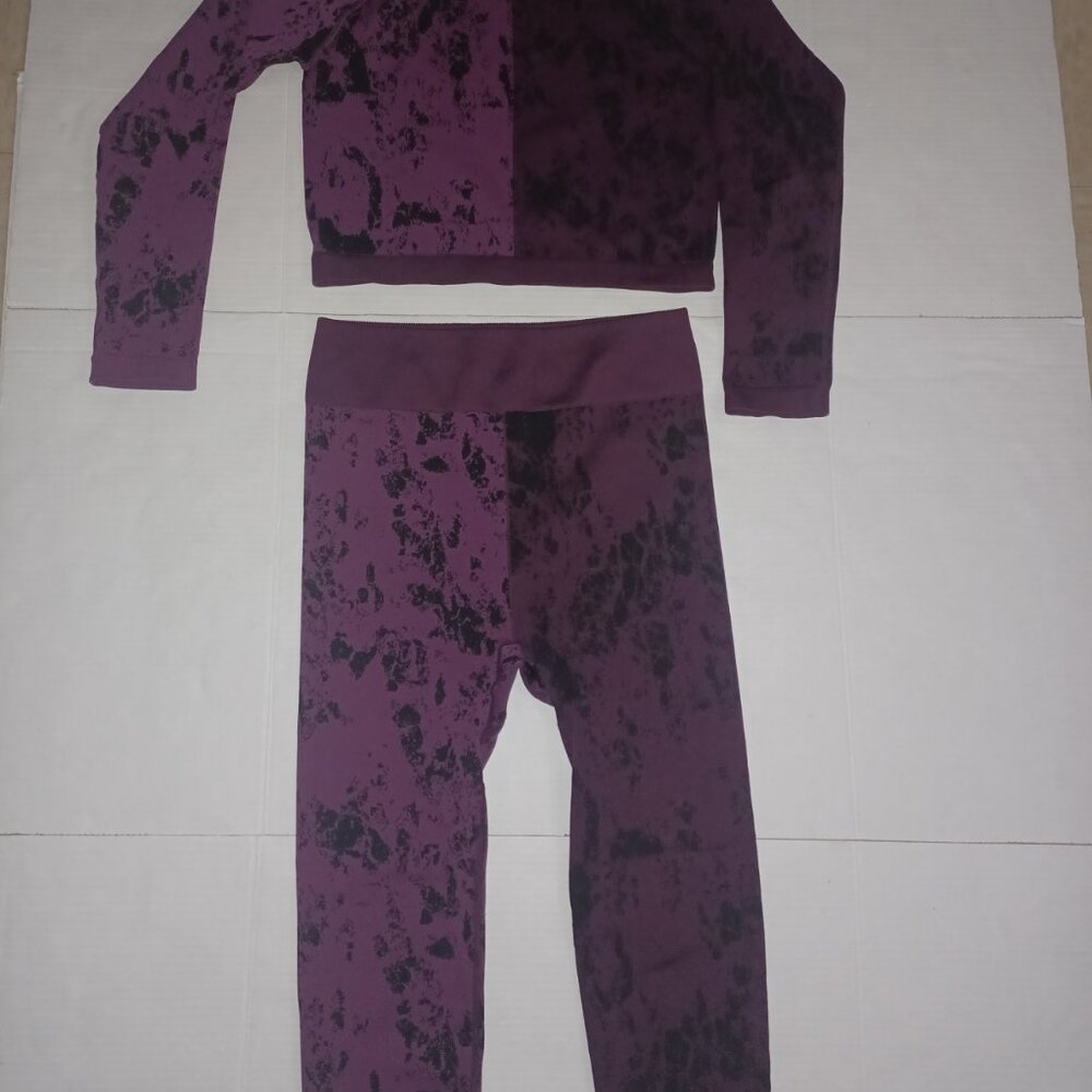 FABLETICS COURTNEY SEAMLESS LONG SLEEVE TOP & HIGH WAISTED SEAMLESS LEGGING SET - Picture 14 of 14